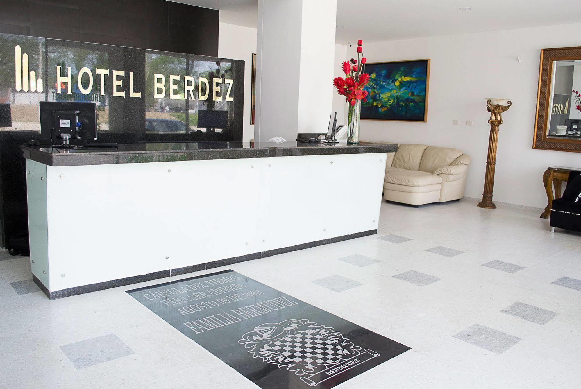 Hotel Berdez نيفا المظهر الخارجي الصورة